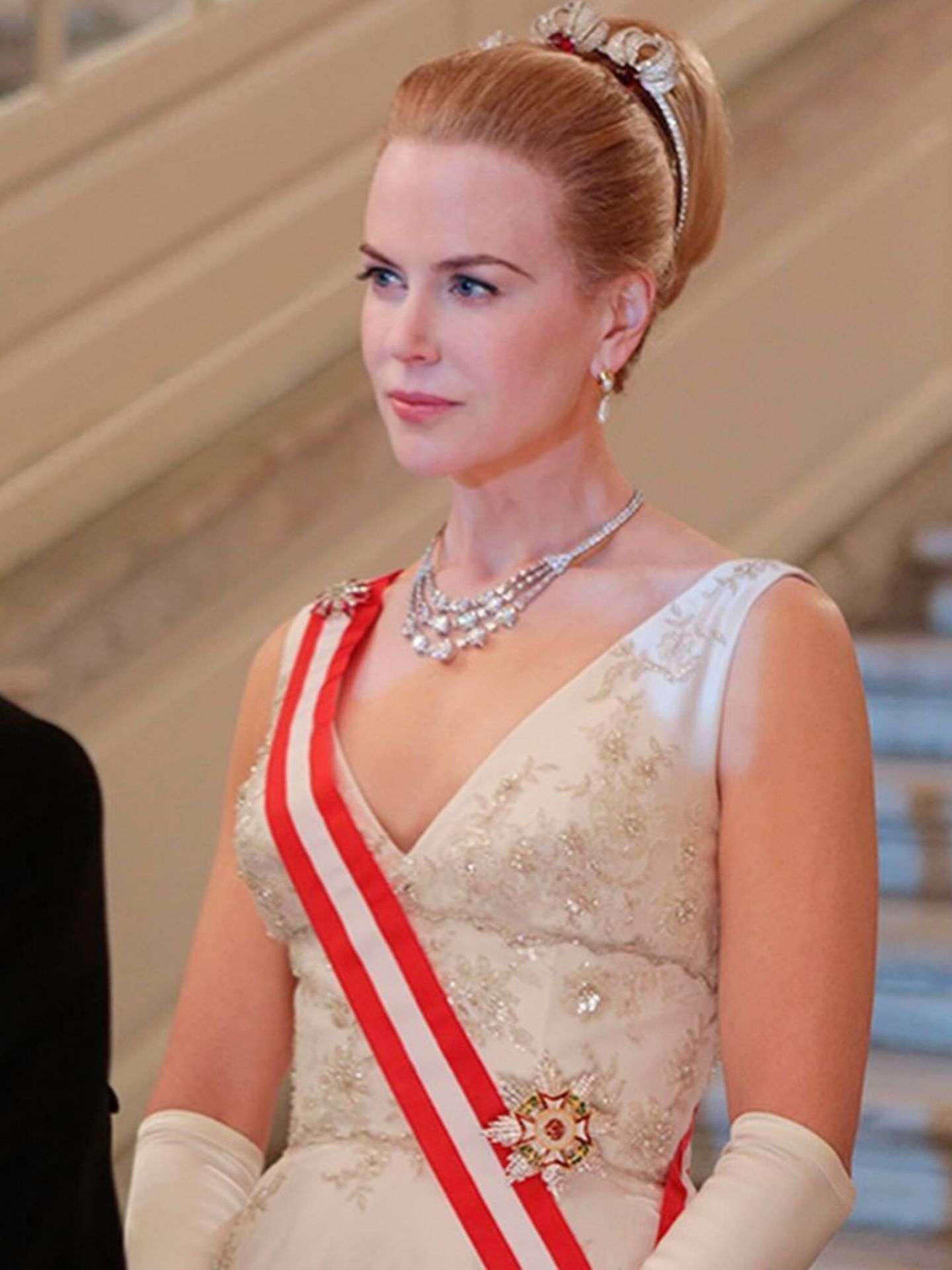 Nicole Kidman, en su papel de Grace Kelly en un fotograma de la película 'Grace de Mónaco', con una réplica de la tiara a modo de collar. (Cortesía/Stone Angels - YRF Entertainment)