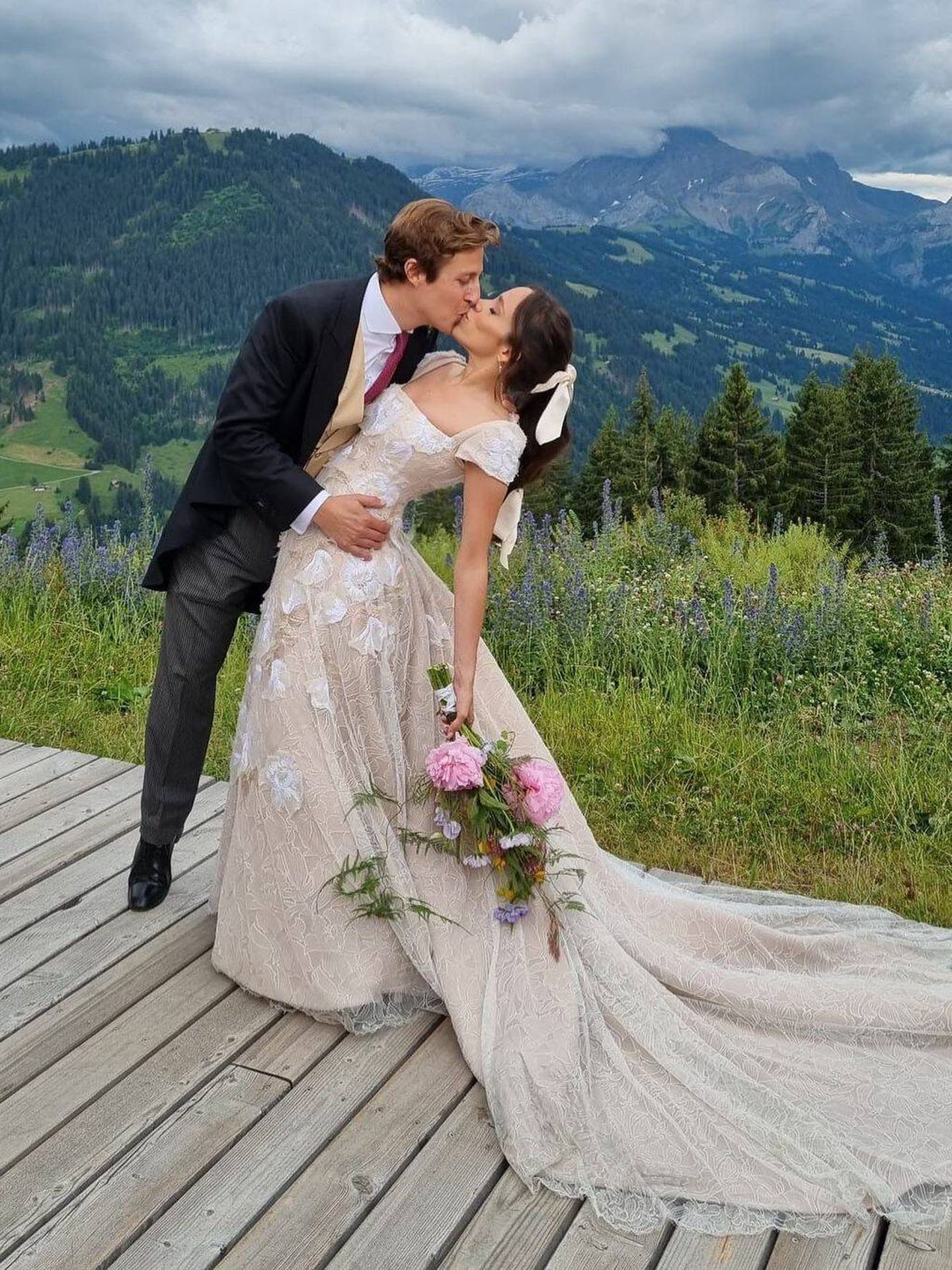 Alessia Samaranch, con vestido de Jorge Vázquez, y Hadrien Forterre, recién casados. (Instagram/@mrjorgevazquez)