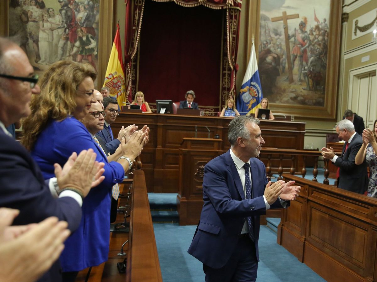 Foto: El socialista Ángel Víctor Torres, tras ser elegido presidente de Canarias en 2019. (EFE)