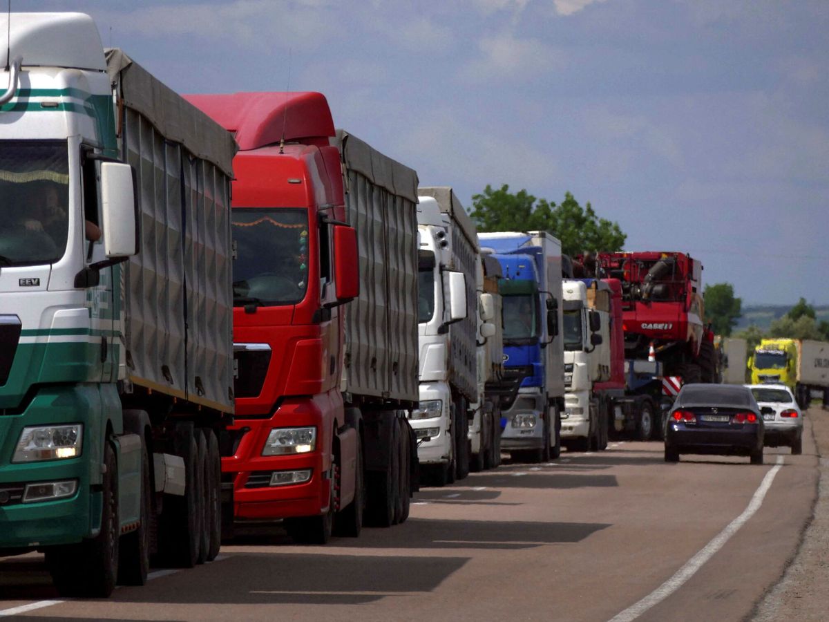 Foto: Camiones llenos de grano esperan a cruzar la frontera a Moldavia, cerca de Odesa. (Reuters/Igor)