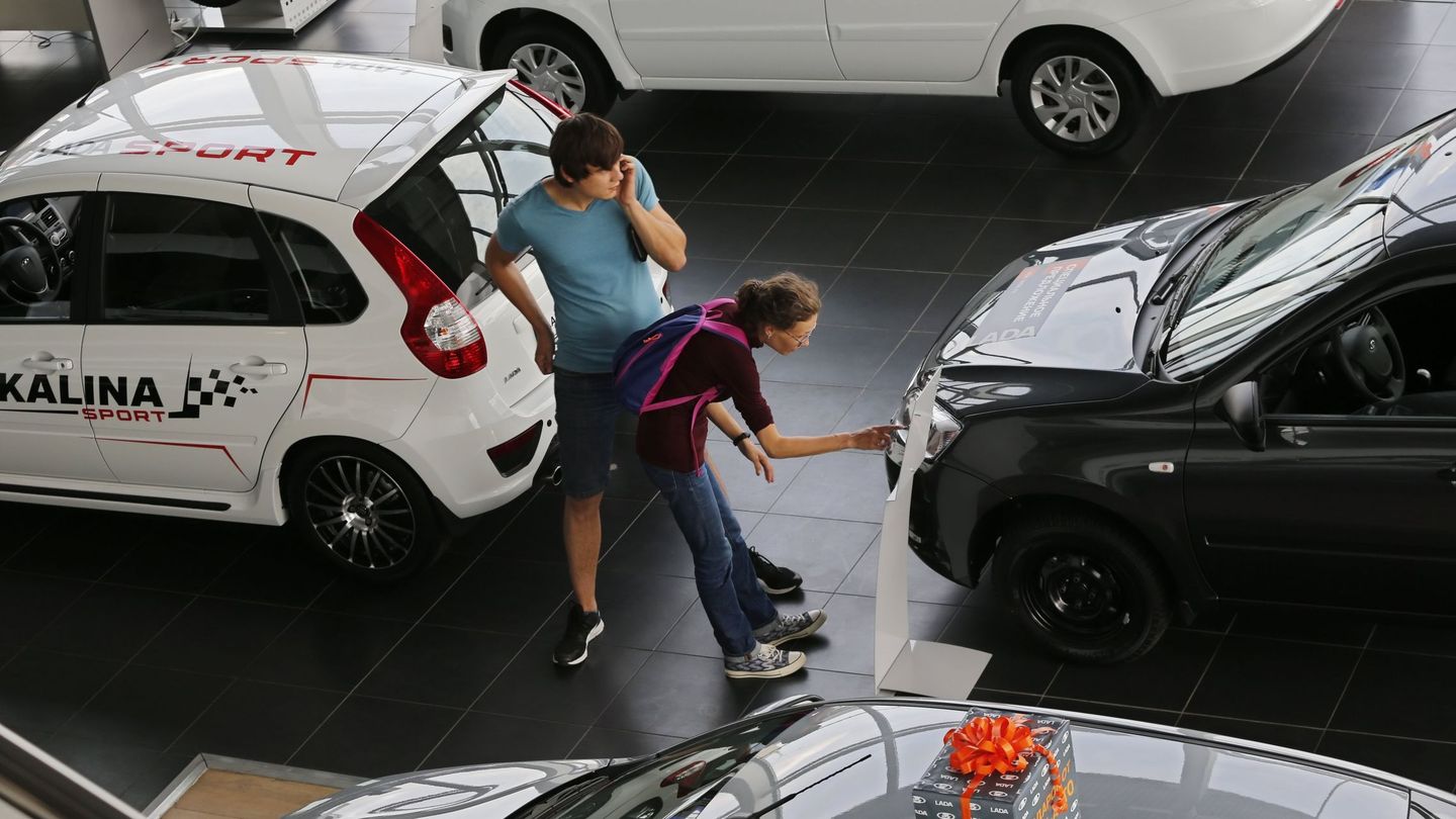 En España se financia la venta de cerca de 100.000 coches al año. (EFE)