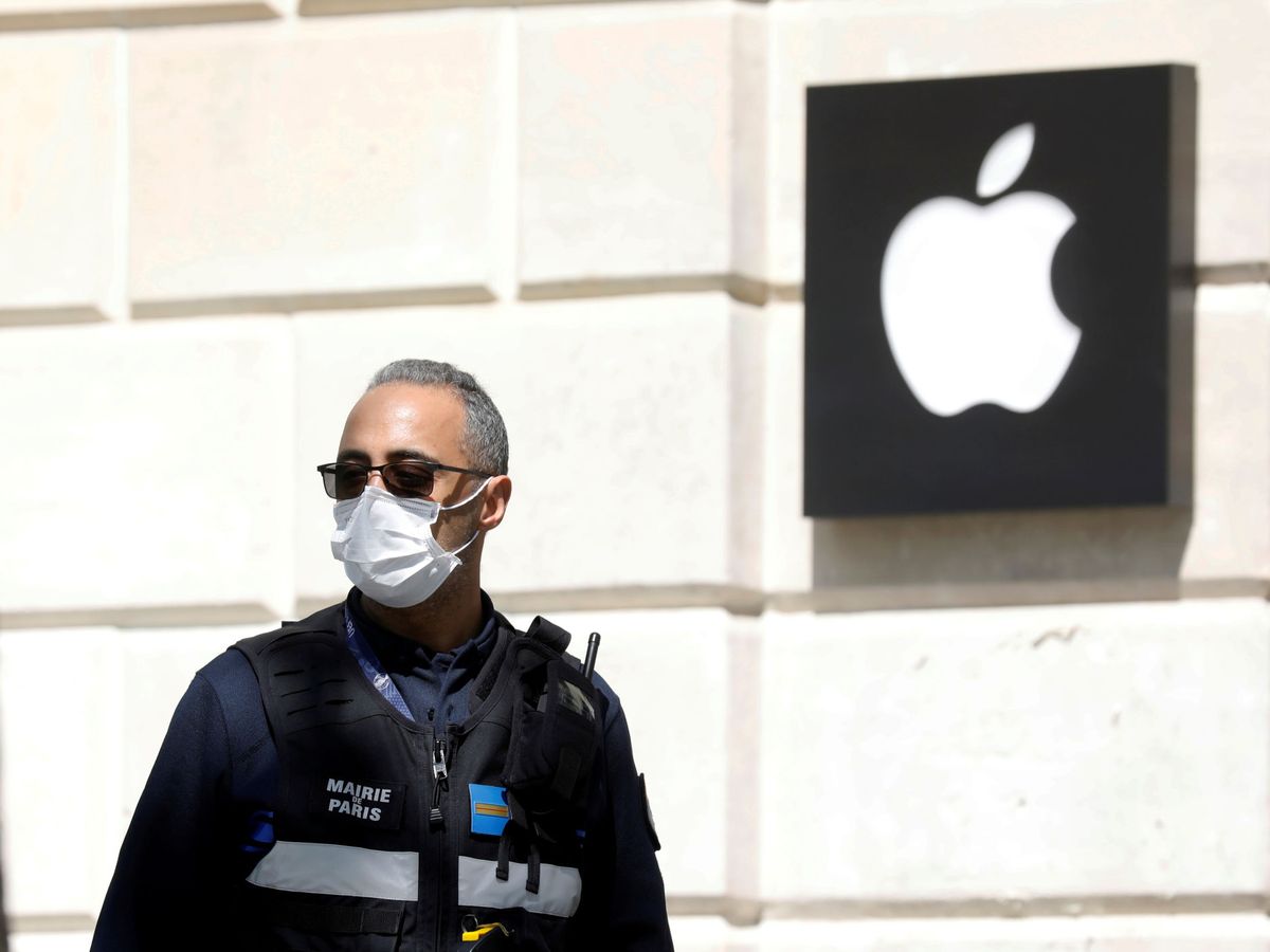 Foto: Un policía con mascarilla frente a una tienda de Apple en París. (Reuters)