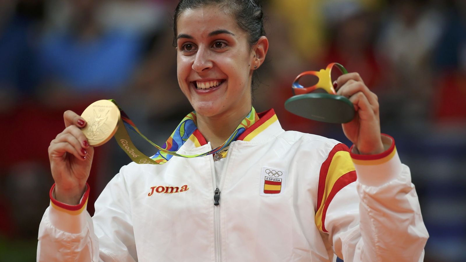 Foto: Carolina Marín posa con la medalla de oro en el podio (Marcelo del Pozo/Reuters)