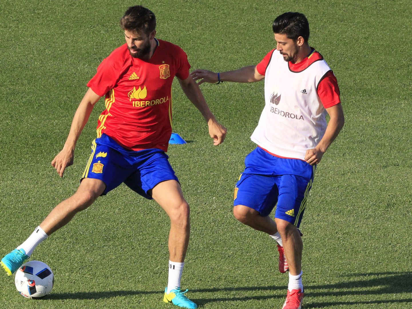 Nolito y Piqué, en el entrenamiento (Victor Lerena/Reuters).