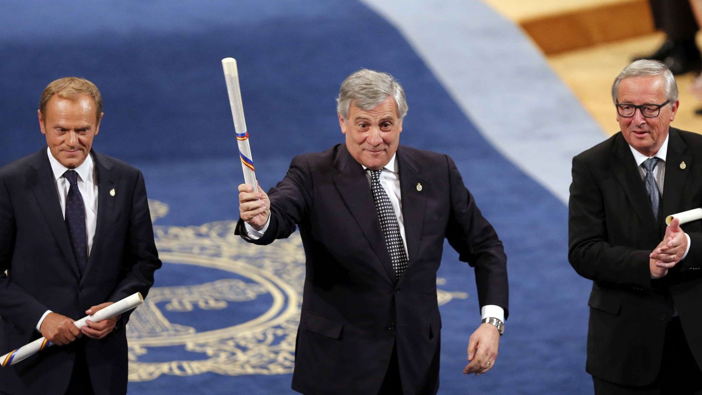 Antonio Tajani (c), Jean-Claude Juncker (d) y Donald Tusk (i), tras recoger el Premio Princesa de Asturias 2017. (EFE)