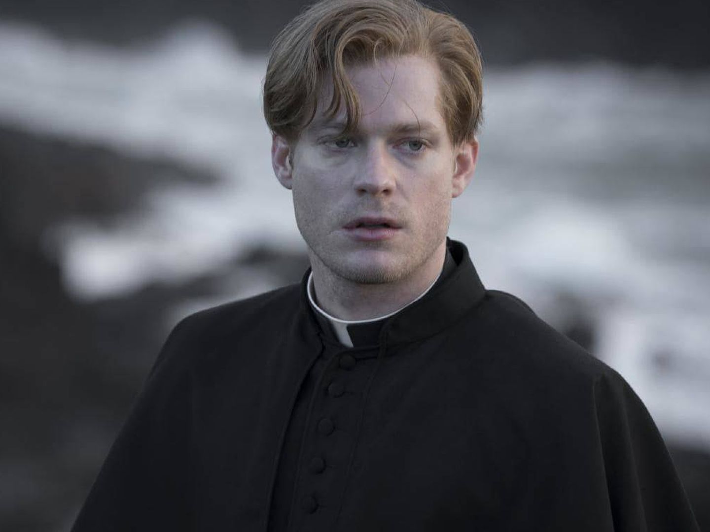 Sam Reid da vida al padre Ignatius en 'Lambs of God'. (HBO)