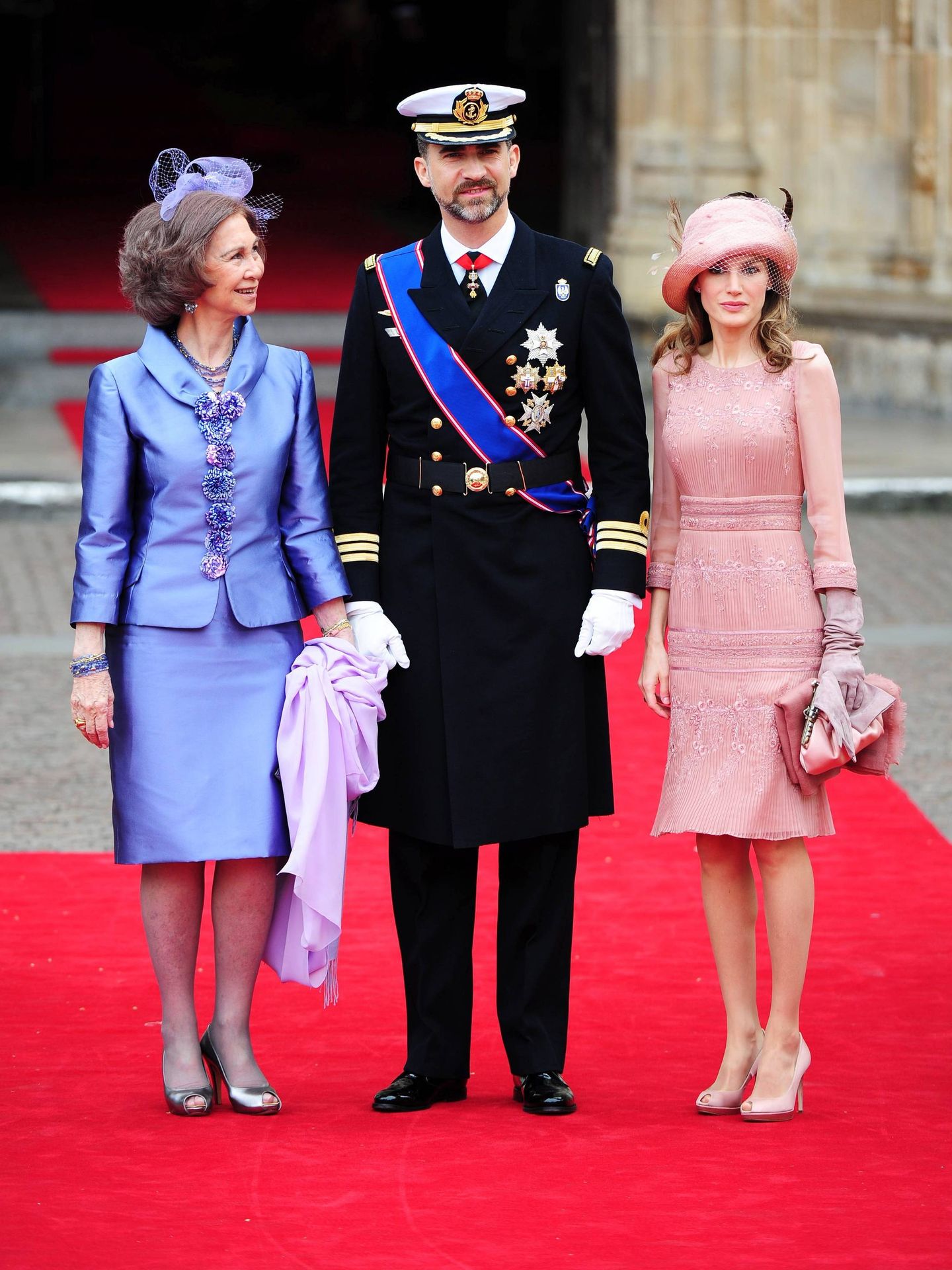 Letizia, junto a la reina Sofía y don Felipe en la boda de Guillermo y Kate. (EFE)