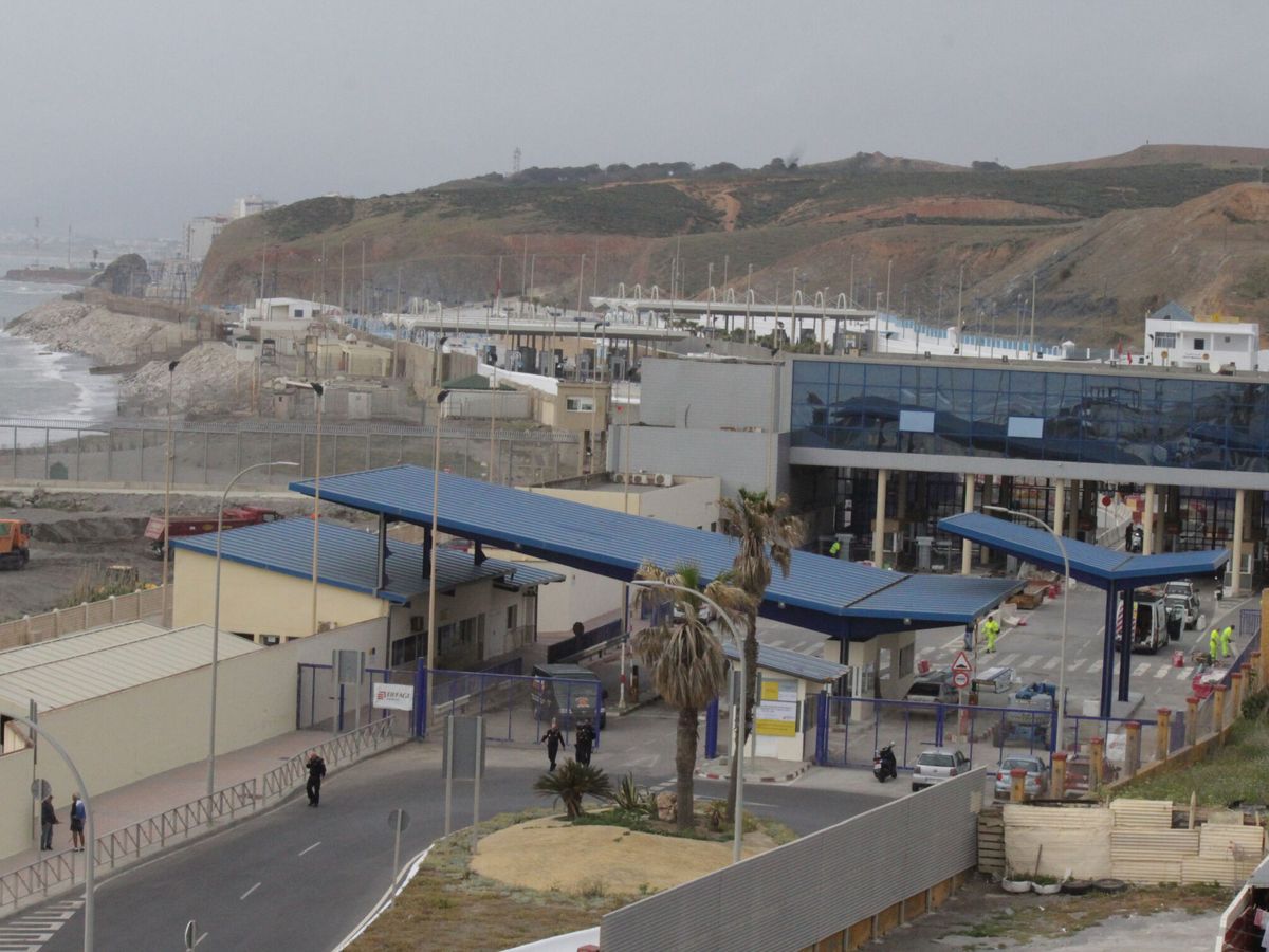 Foto: La frontera del Tarajal que separa Ceuta de Marruecos, en una imagen de archivo. (EFE/Reduan Dris)