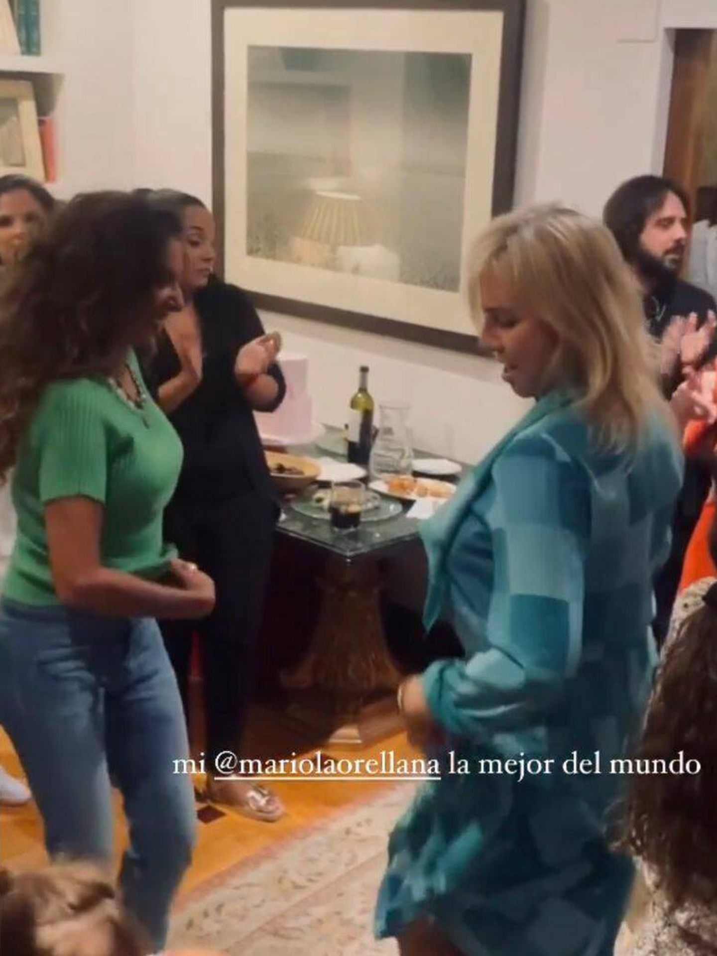Rosario Flores y Mariola Orellana bailan en la fiesta. (Redes)