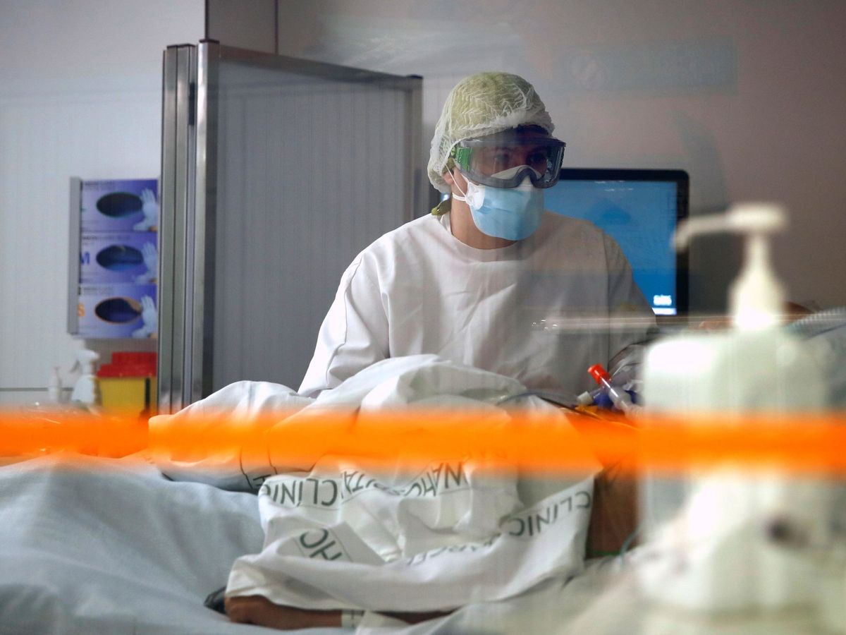 Foto: Profesionales sanitarios trabajan en una de las UCI del Hospital Clínic de Barcelona para pacientes covid. (EFE)