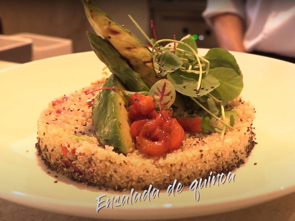 Foto: Ensalada de quinoa del chef Koldo Royo: baja en calorías e ideal para sorprender (YouTube/@chefkoldo)