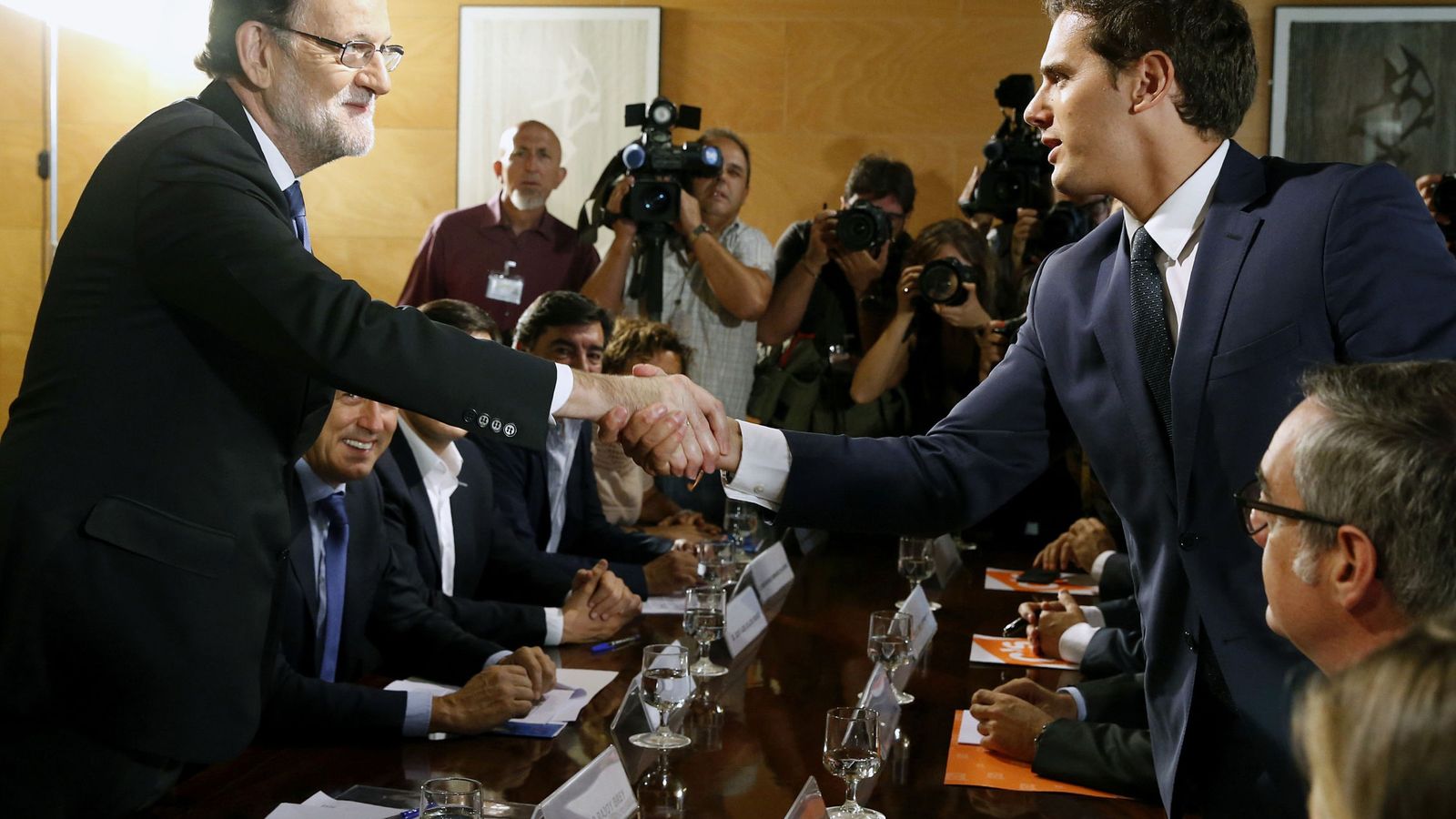 Foto: Mariano Rajoy y Albert Rivera formalizan el pacto de investidura justo hace un año, en agosto de 2016. (EFE)