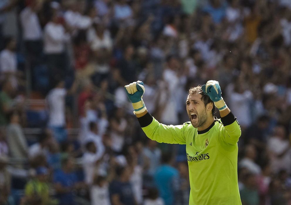 Foto: Diego López celebra un gol de su equipo desde la portería blanca.