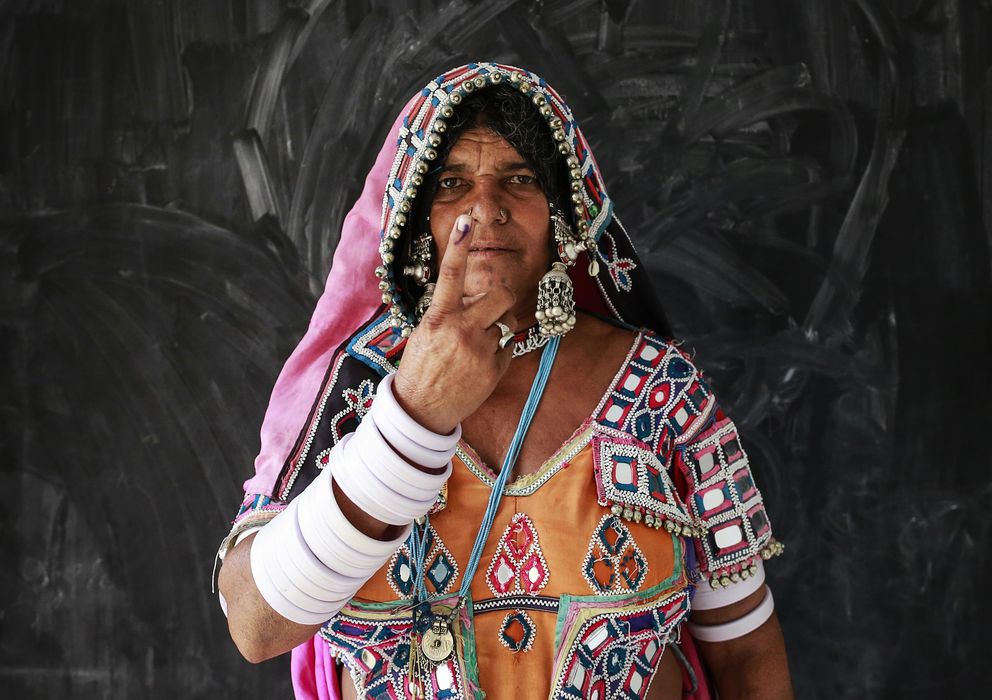 Foto: Una mujer muestra su dedo tras haber votado en un colegio electoral del distrito de Rangareddy, al sur del país (Reuters).