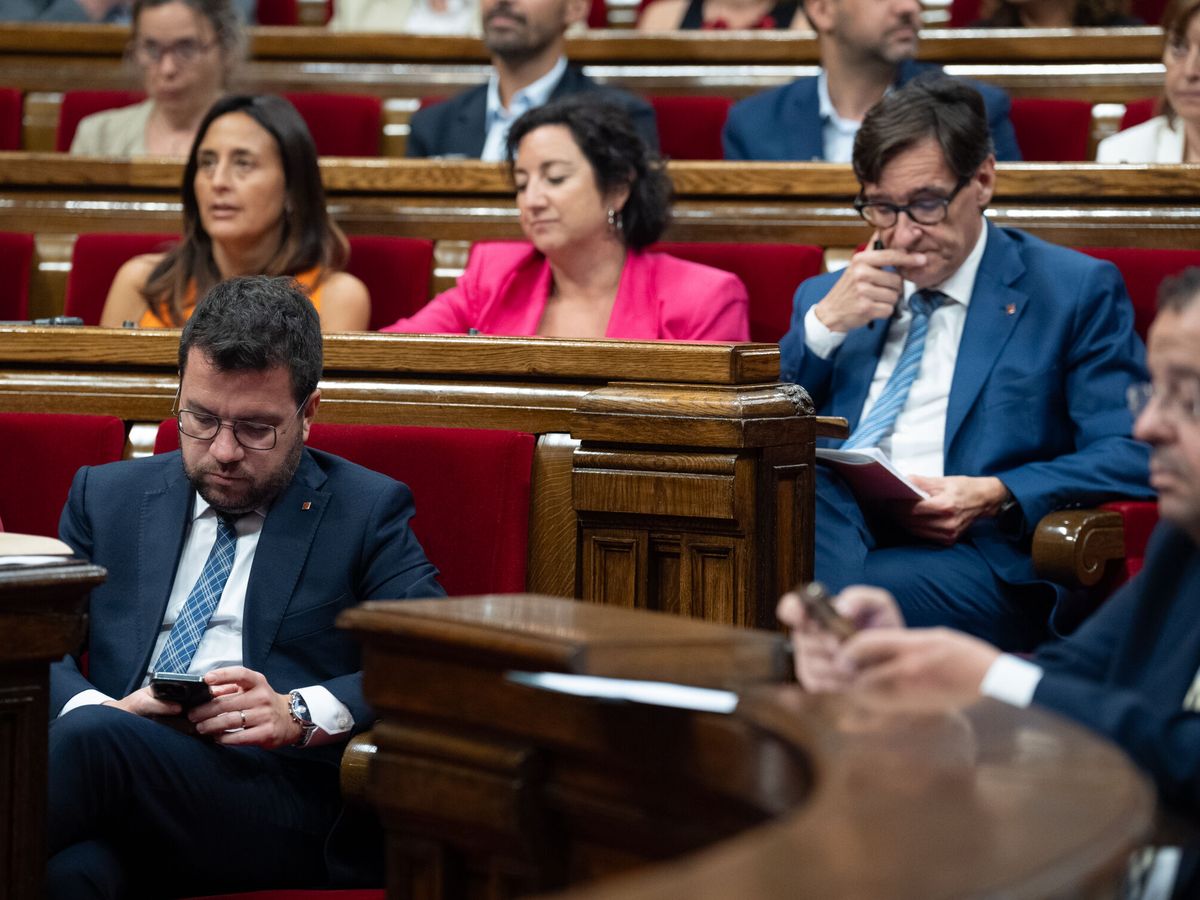 Foto: El presidente de la Generalitat de Catalunya en funciones, Pere Aragonès y el líder del PSC, Salvador Illa (d), durante una sesión plenaria. (Europa Press/David Zorrakino)