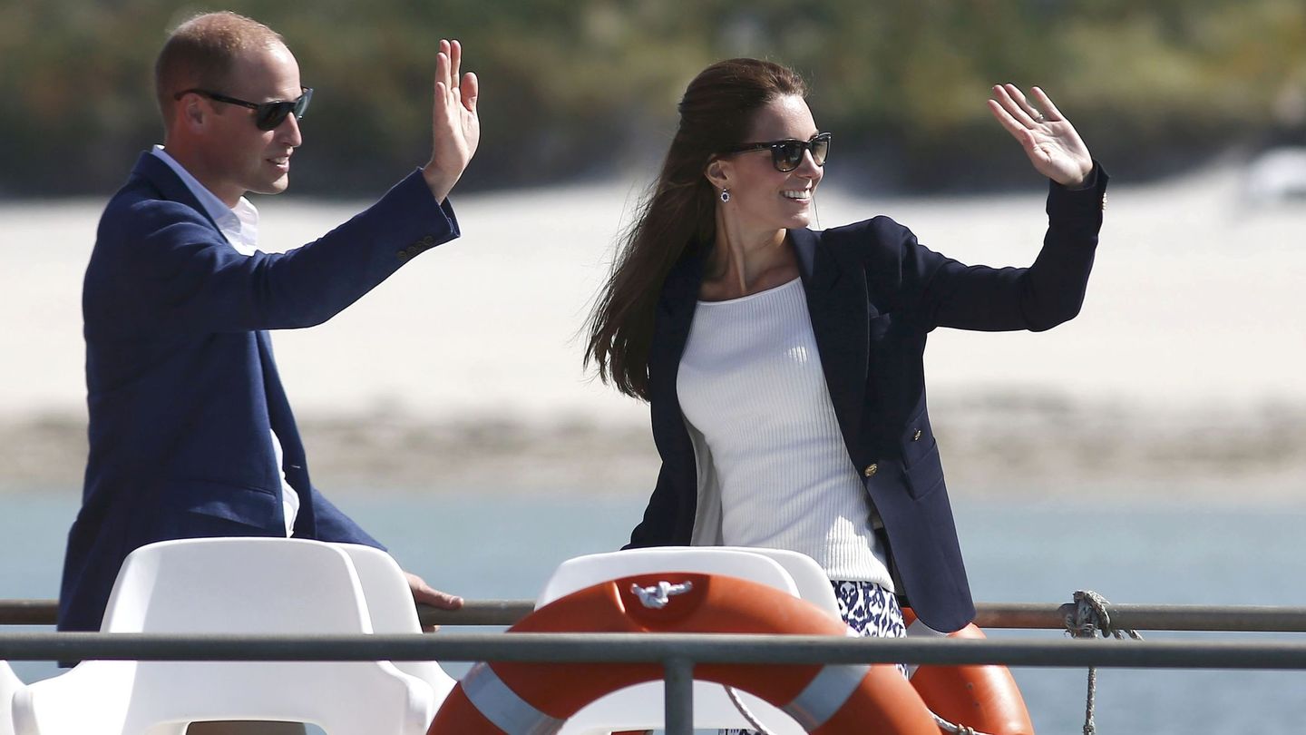 Guillermo y Kate, llegando en barco a la isla de Tresco. (Reuters)