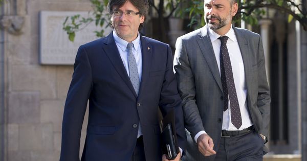 Foto: El presidente de la Generalitat de Catalunya, Carles Puigdemont (i), y el consejero de Cultura, Santi Vila (d). (EFE)