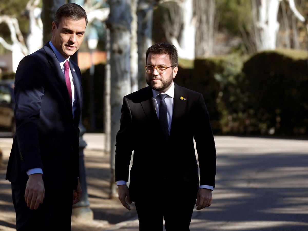 Foto: El presidente del Gobierno, Pedro Sánchez (i), y Pere Aragonès, en febrero de 2020. (EFE)