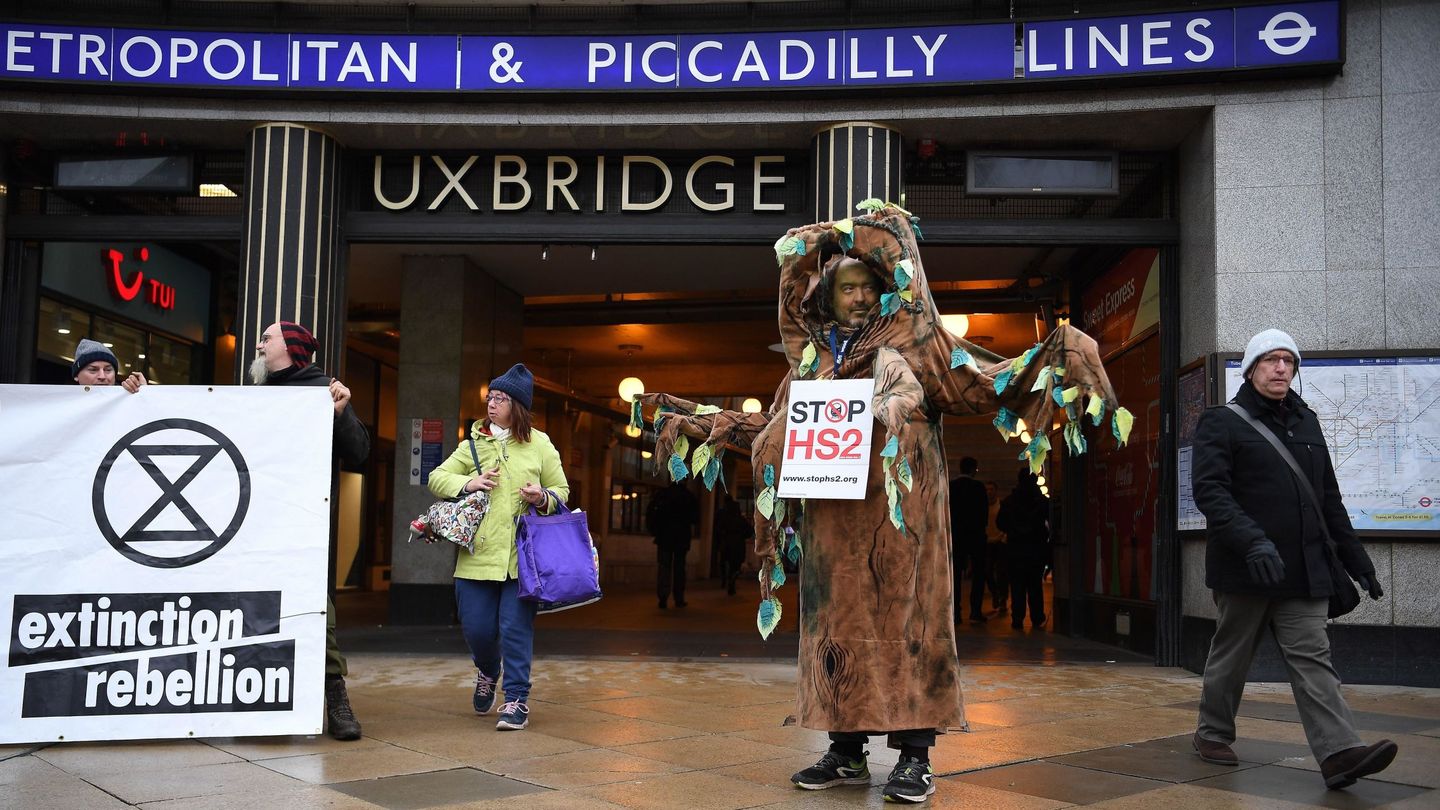 Un manifestante del grupo ecologista 'Extinction rebellion' protesta en Uxbridge. (EFE)