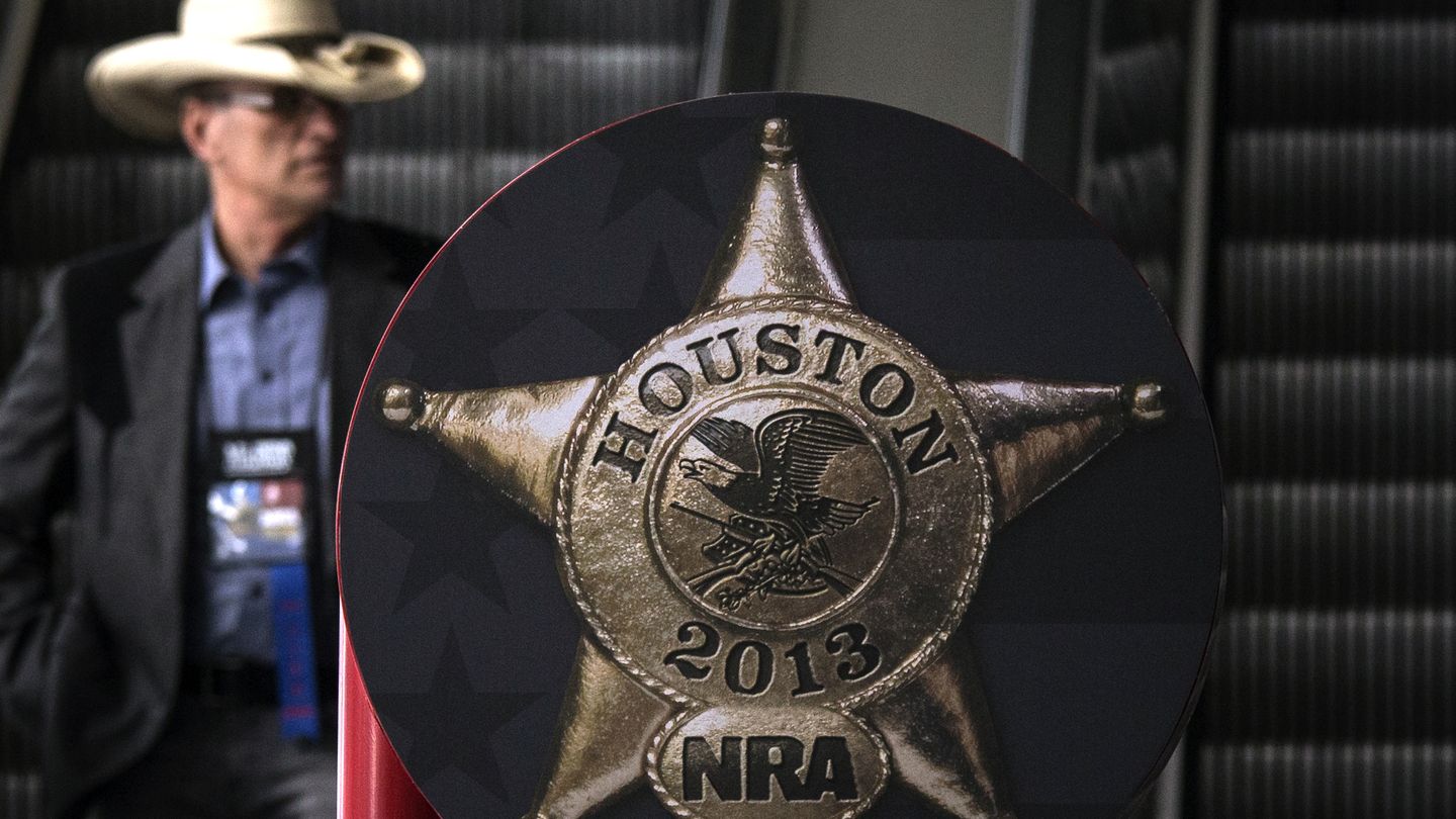 Un hombre llega al encuentro anual de la Asociación Nacional del Rifle, celebrada en Houston (Reuters).
