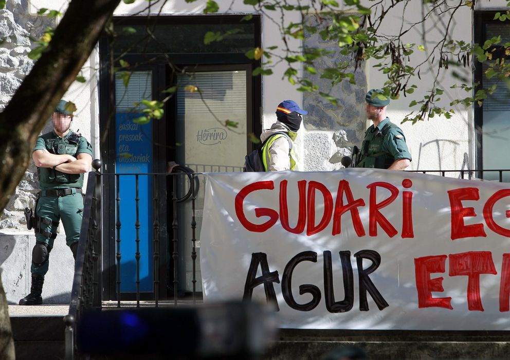 Foto: Operación de la Guardia Civil contra Herrira, organización de apoyo a presos de ETA (EFE)