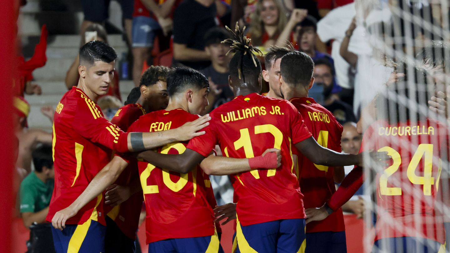 España hace piña tras marcar. (EFE/Cati Cladera)