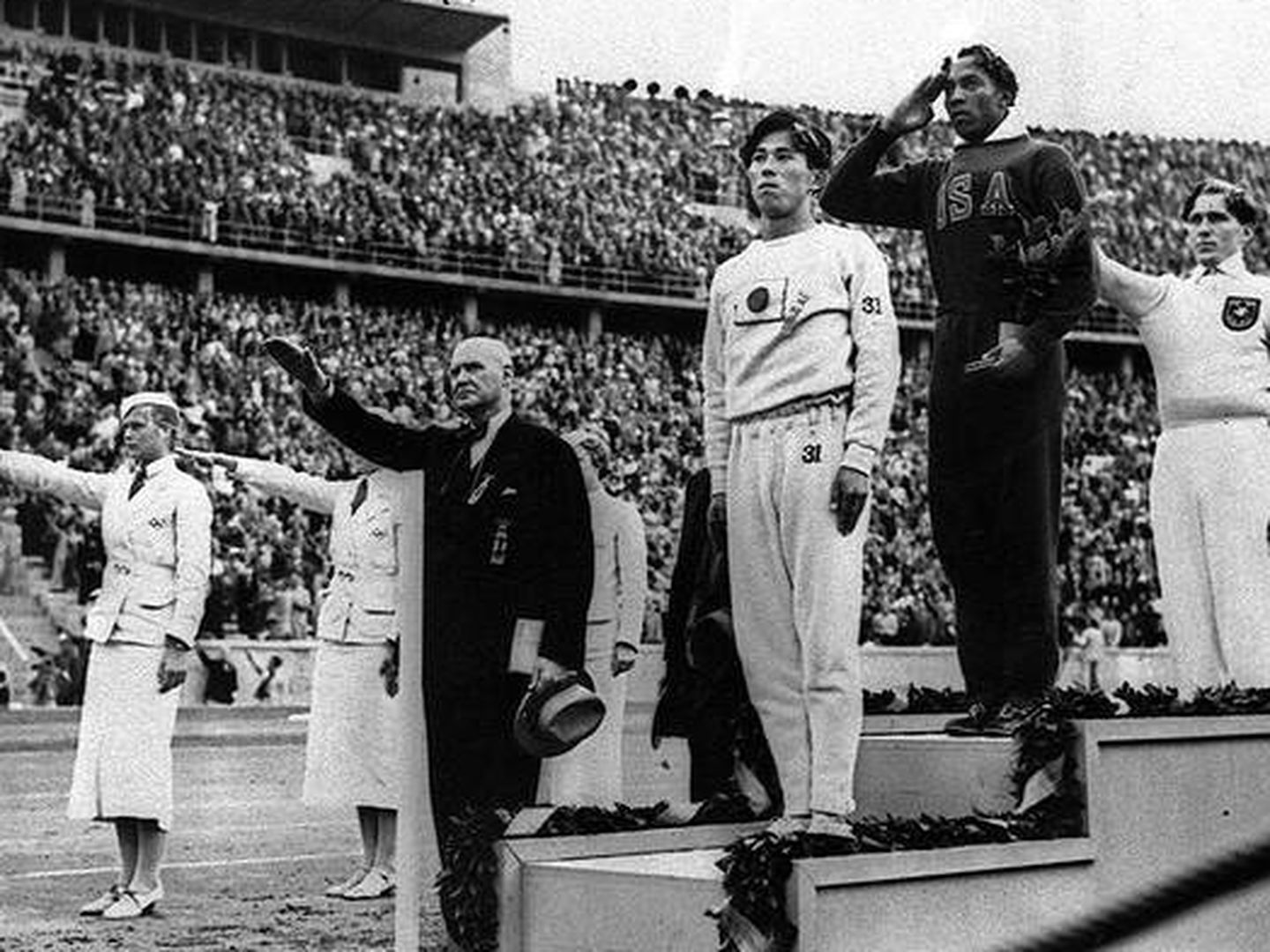 Jesse Owens se alza con el primer puesto en los Juegos Olímpicos de Berlín 1936. (Foto de archivo)