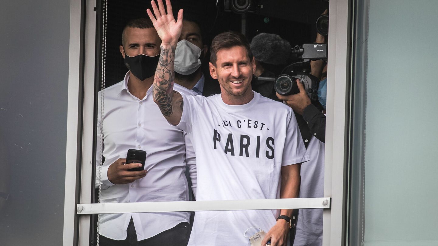 Leo Messi, a su llegada a París para firmar por el PSG. (REUTERS)