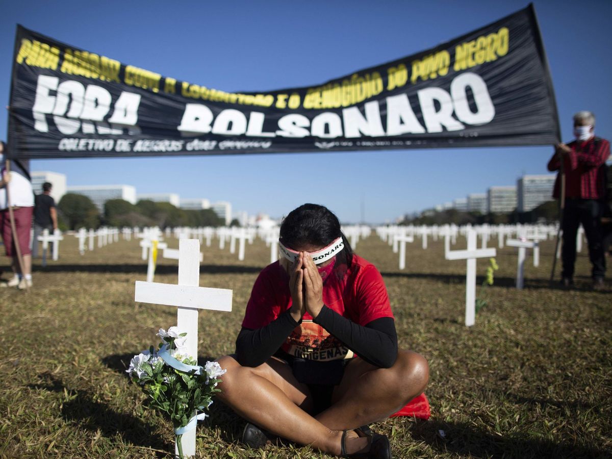 Foto: Centenares de cruces son instaladas como homenaje a las víctimas del covid-19 en Brasilia. (EFE)