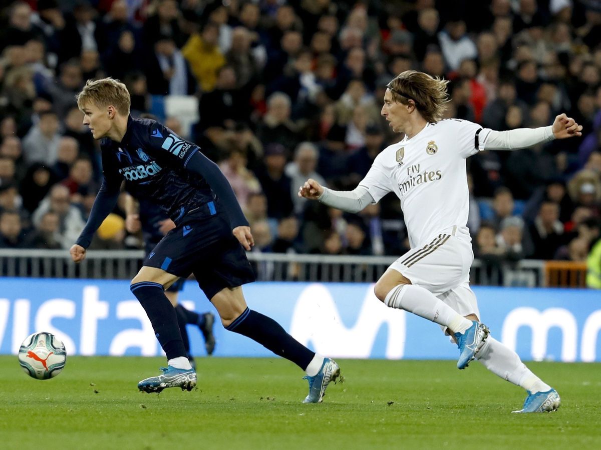 Foto: Odegaard y Modric, durante el partido de LaLiga entre el Real Madrid y la Real Sociedad. (EFE)