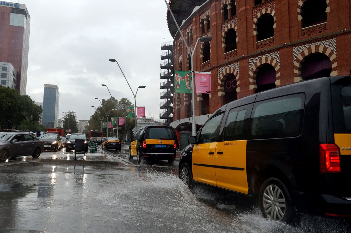 Un taxi circula por la plaza de España de Barcelona en 2019 por el riesgo de lluvias torrenciales. (EFE/Toni Albir)