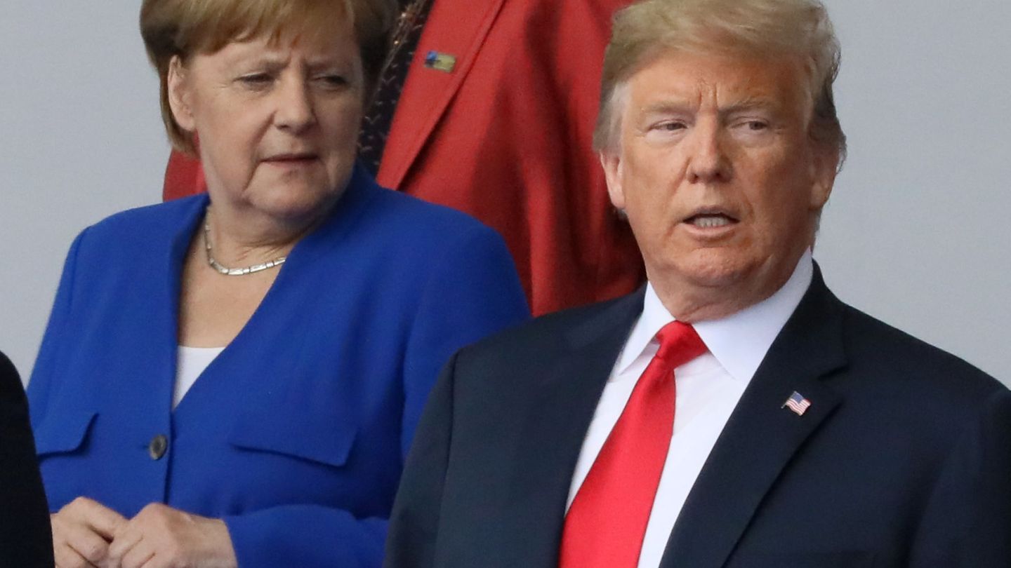 Angela Merkel mira a Donald Trump durante la foto de familia de la OTAN (Reuters)