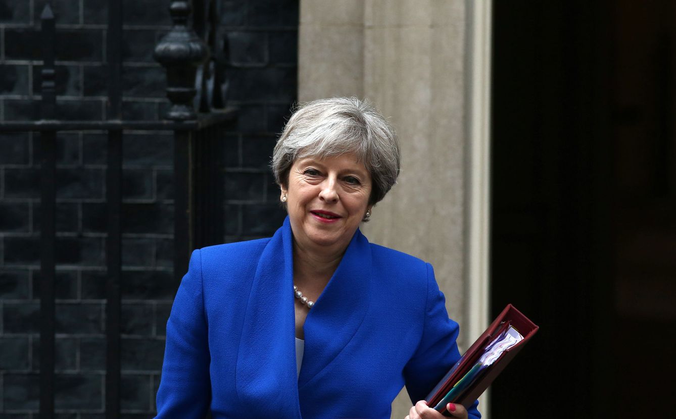 Theresa May, a la salida de su domicilio en Downing Street. (Reuters)