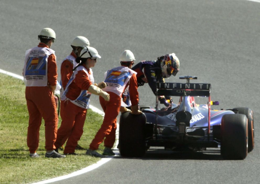 Foto: Sebastian Vettel sale de su coche tras sufrir una avería durante la primera sesión de entrenamientos libres. (EFE)