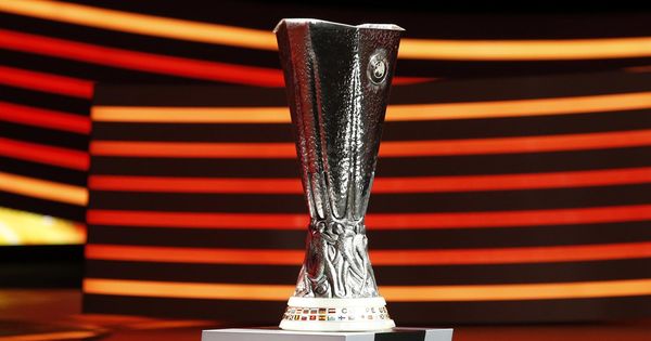 Foto: Imagen del trofeo que levantará el ganador de la Europa League. (Reuters)