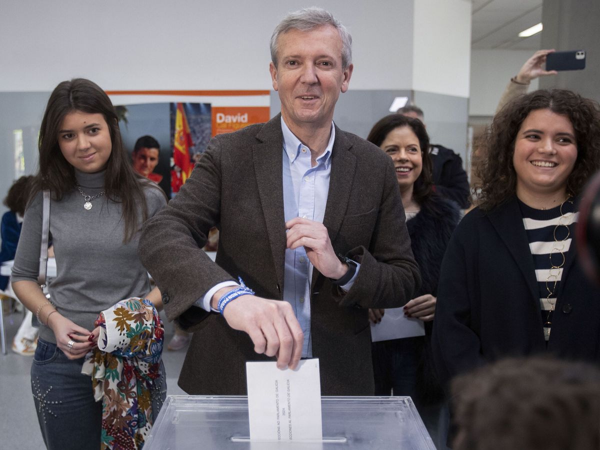 Foto:  El presidente de la Xunta y candidato del PP a la reelección, Alfonso Rueda, ejerce su derecho al voto. (EFE/Salvador Sas)