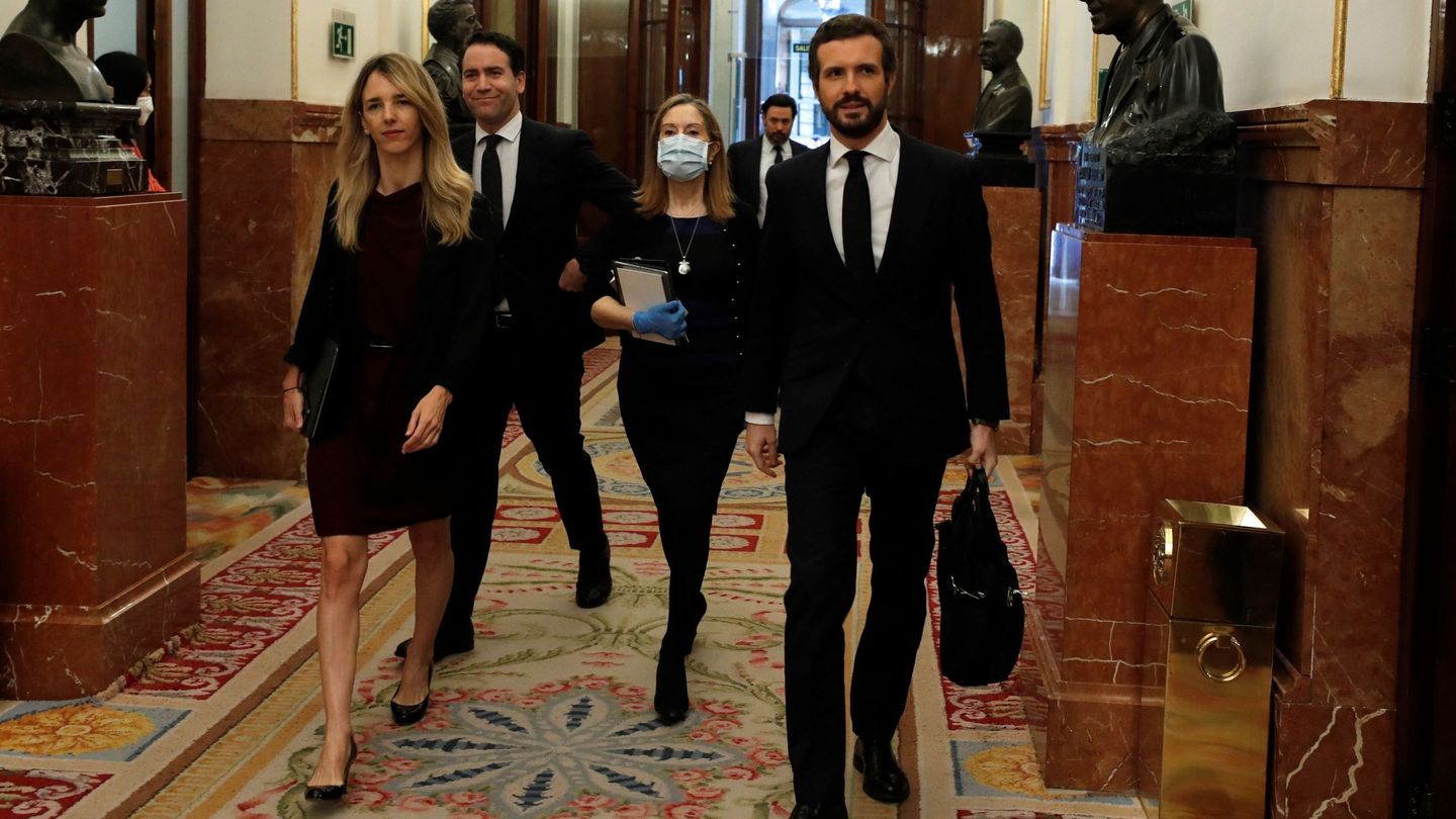 Diputados del PP capitaneados por Pablo Casado, todos vestidos de negro. (EFE)