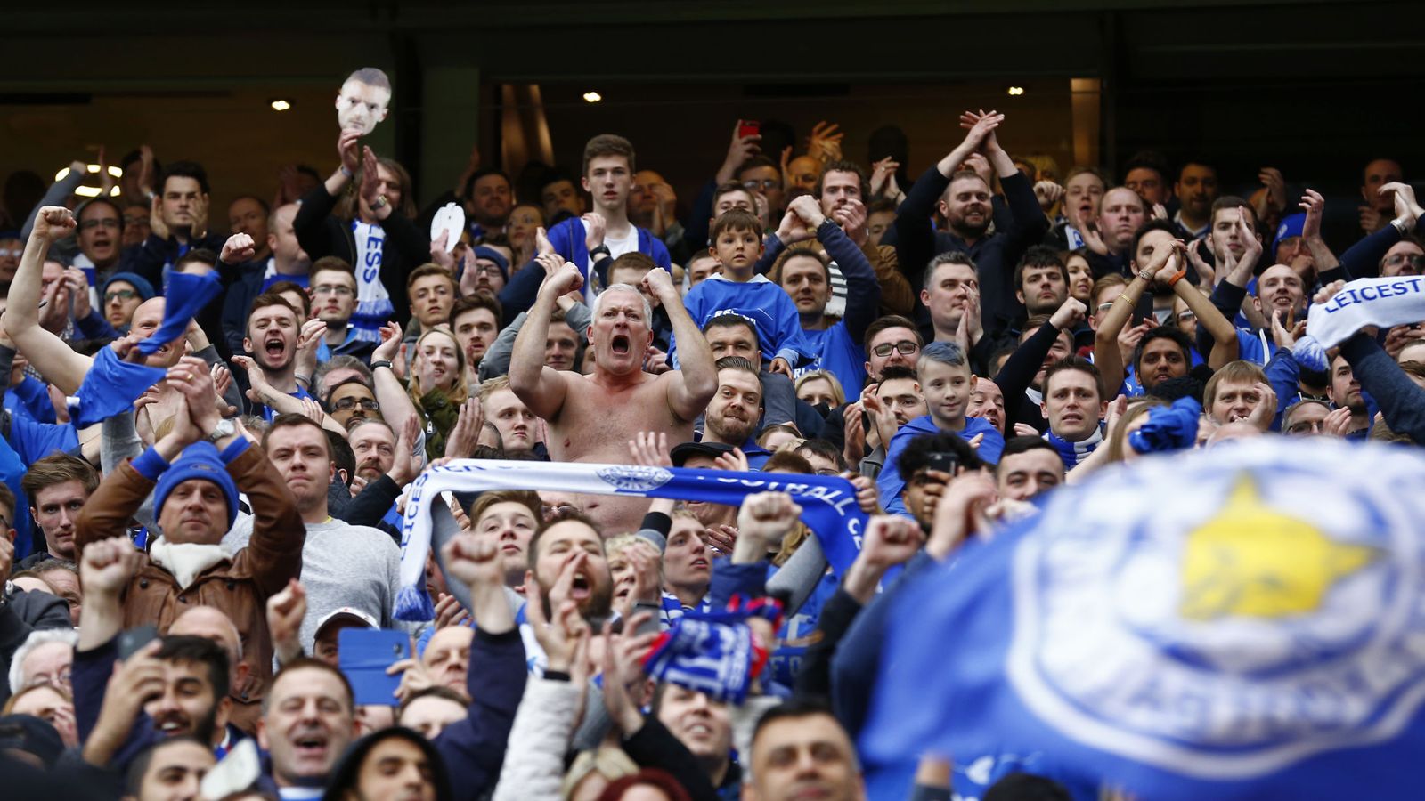 Foto: Miles de aficionados del Leicester City se desplazaron a Manchester (Darren Staples/Reuters)