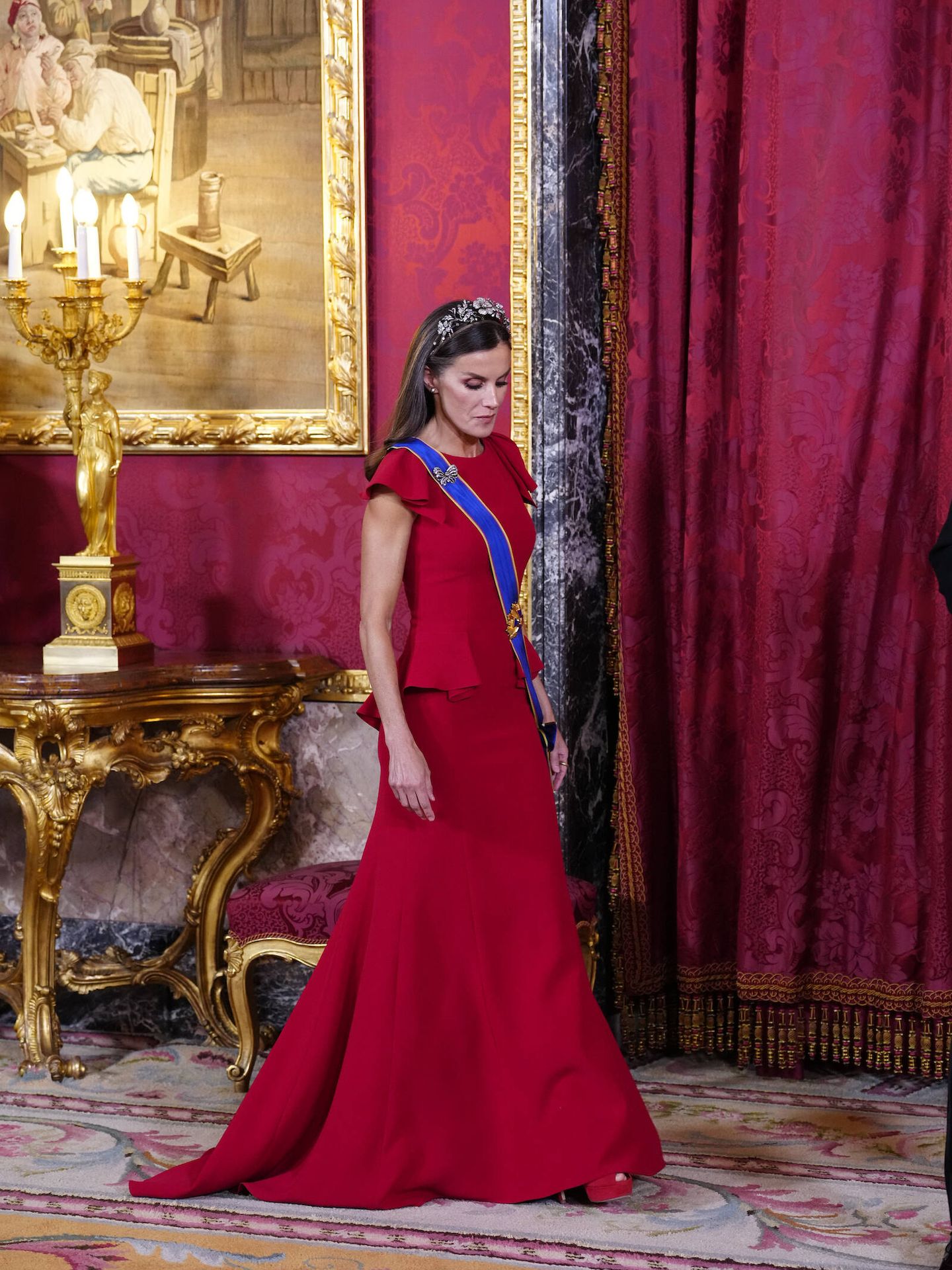 La reina Letizia, con vestido de Carolina Herrera y sandalias de plataforma. (LP)