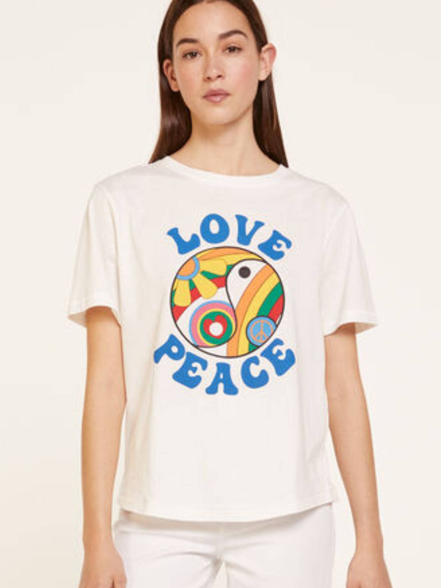 Estilo flower power con esta camiseta de Springfield. (Cortesía)