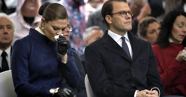 Foto: Victoria de Suecia junto a su marido, el príncipe Daniel, sin poder contener las lágrimas. (Cordon Press)