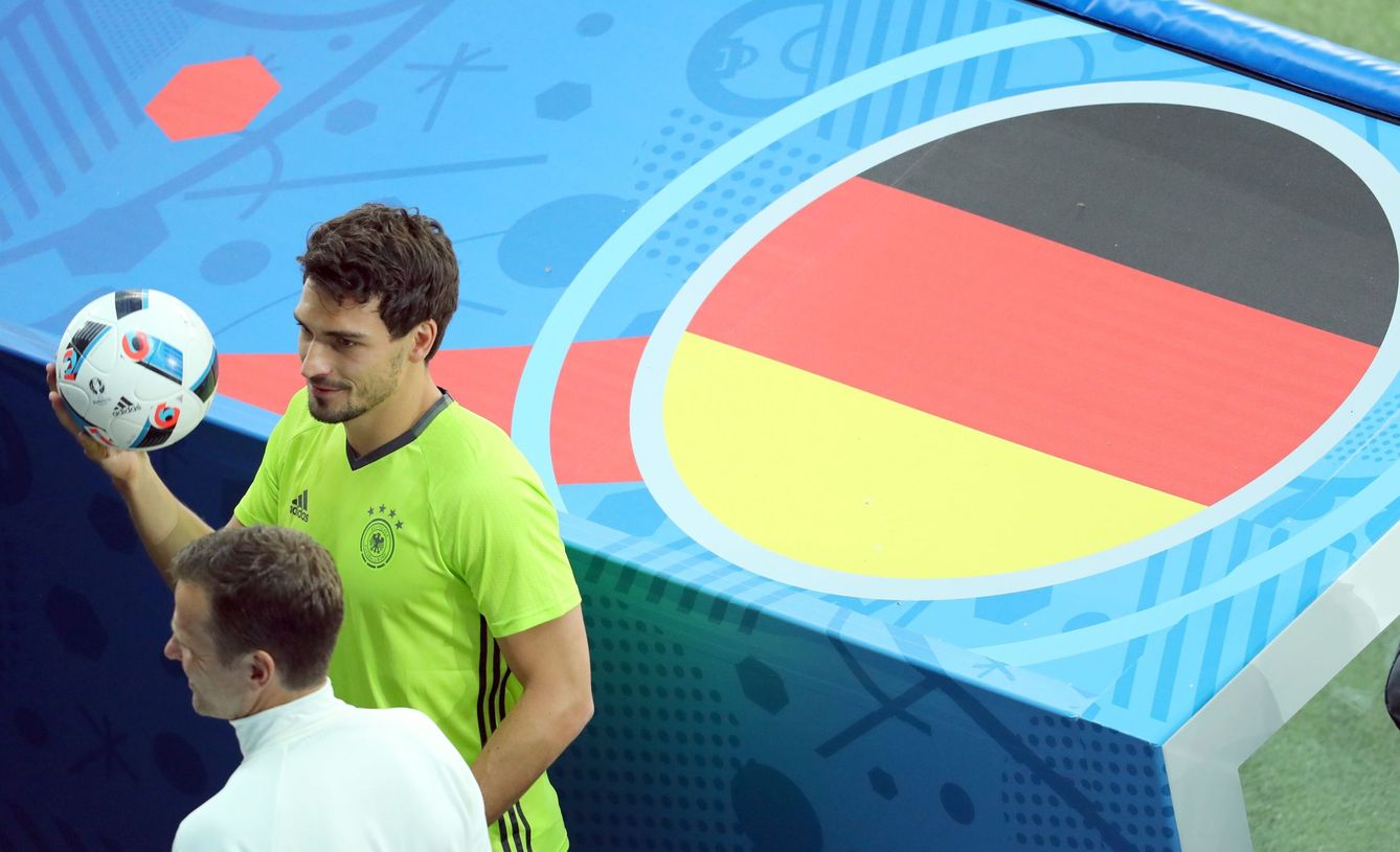 Bierhoff y Hummels, durante un entrenamiento de Alemania. (EFE)