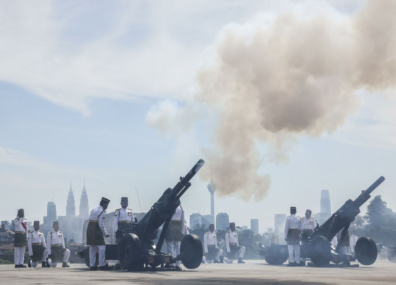 Salvas de cañones para festejar al nuevo rey de Malasia. (EFE)