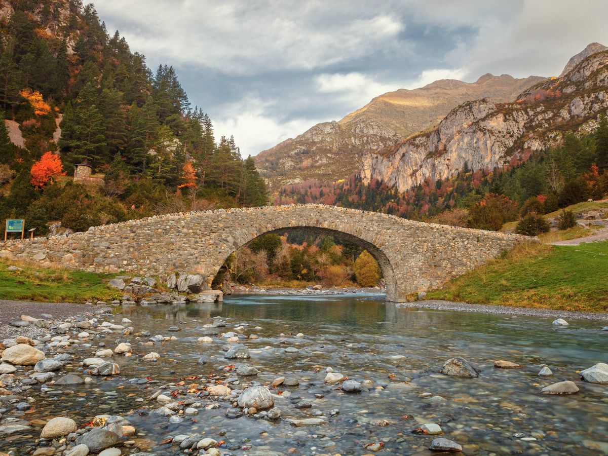 Foto: Puente románico sobre el río Ara en el valle de Bujaruelo (Fuente: iStock)
