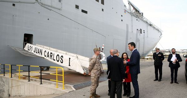 Foto: Pedro Sánchez y Margarita Robles llegan al portaeronaves 'Juan Carlos I' en la base naval de Rota, Cádiz, para su primer mensaje navideño, el pasado 24 de diciembre. (EFE)