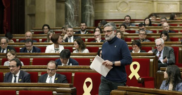 Foto: El diputado de la CUP Carles Riera se dirige a realizar su intervención en el debate de investidura. (EFE)