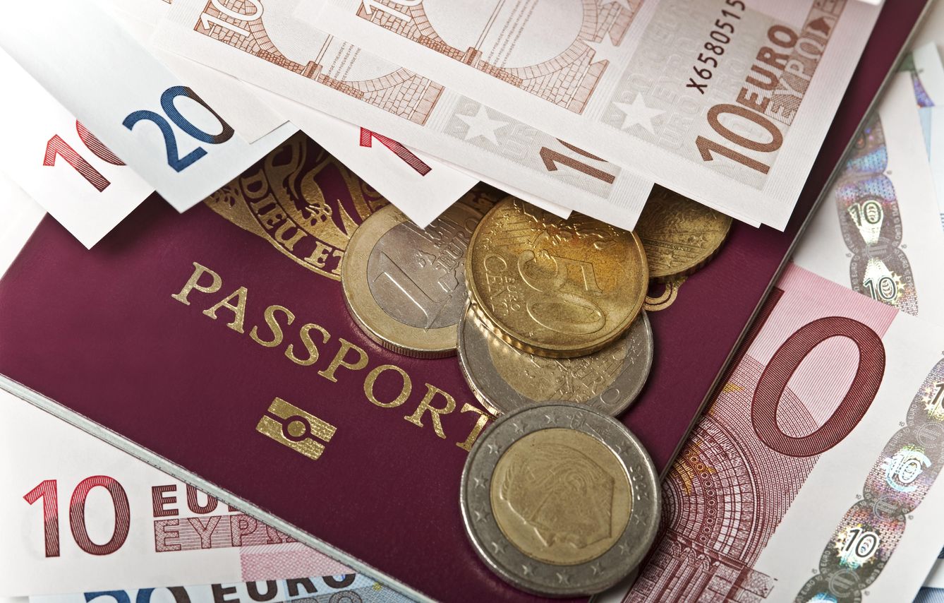 Renovarse o hacerse el pasaporte cuesta más de 26 euros. Y sí, sigue siendo de papel. (Corbis)