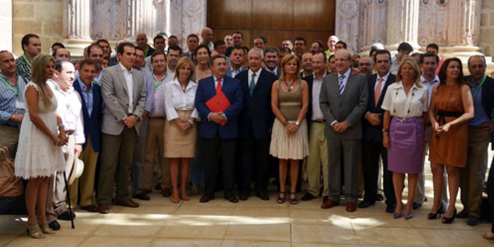 Foto: Insultos y abucheos en el Parlamento andaluz sobre la expulsión electoral de los alcaldes