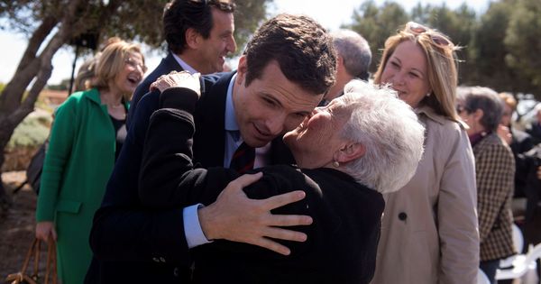 Foto: El presidente del Partido Popular, Pablo Casado, saluda a una simpatizante durante un acto electoral. (EFE)