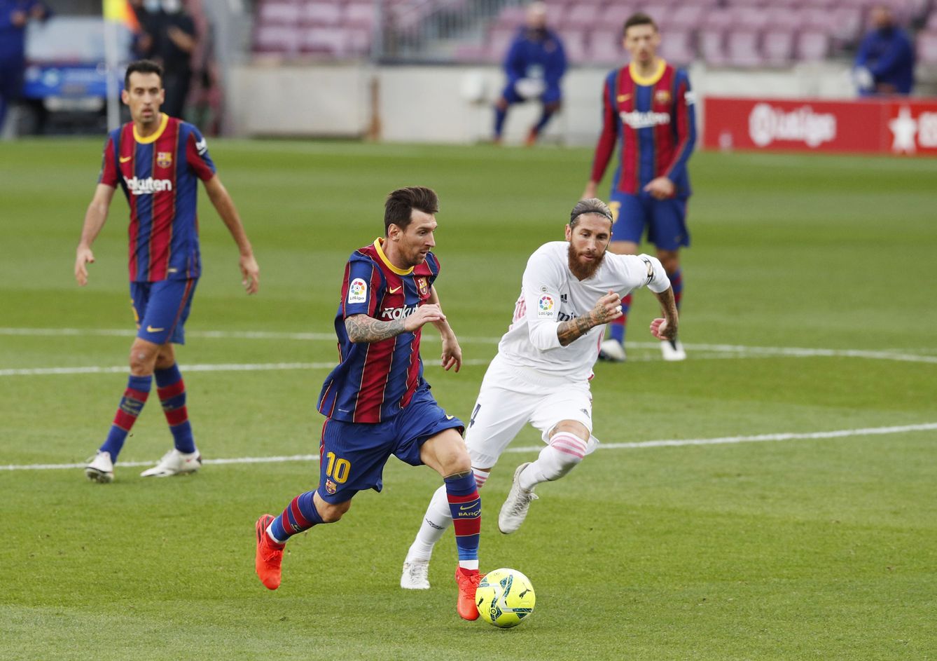 Sergio Ramos persigue a Leo Messi en un encuentro entre Real Madrid y Barcelona. (Reuters)